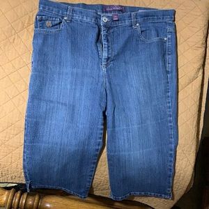 Size 16W Gloria Vanderbilt capris
